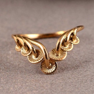 Anillo delicado de oro con forma de hongo: Joyería bohemia de latón con motivos naturales.
