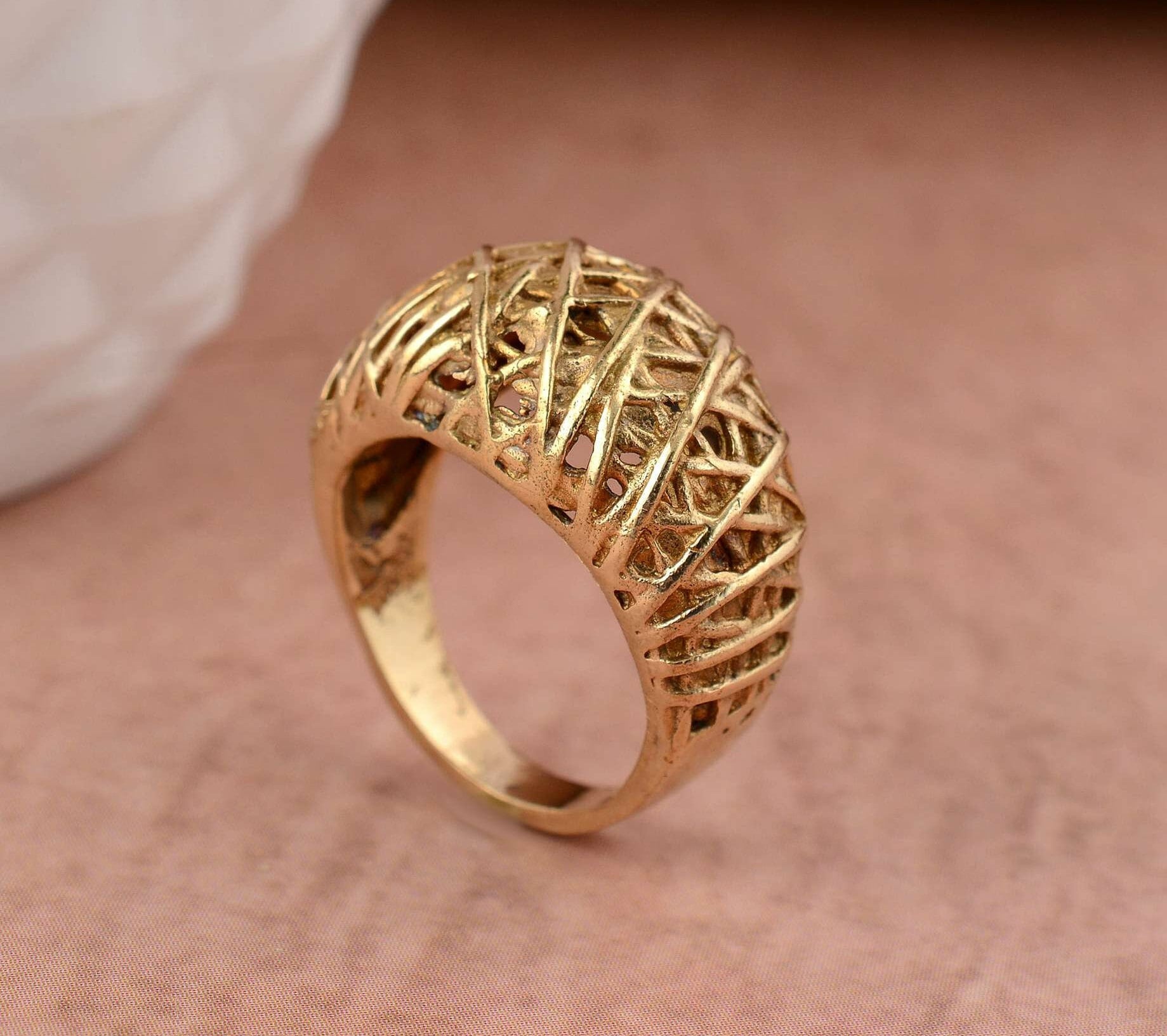 ハンドメイドの真鍮製バスケット織りドームリング：チャンキーゴールド