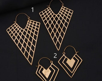 Peut inclure: Trois paires de boucles d'oreilles géométriques dorées. La paire du haut est une grande forme de triangle ouvert avec un motif en diamant. La paire du milieu est une forme de triangle ouvert plus petite avec un motif en diamant. La paire du bas est une petite forme carrée ouverte avec un design à double couche.