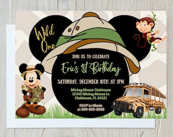 Puede incluir: Una invitación de cumpleaños con temática de la selva. La invitación presenta a Mickey Mouse vestido como explorador, un mono colgado de una enredadera y un jeep de safari. El texto de la invitación dice "Wild One", "Erie's 1st Birthday", "Saturday, December 10th at 1PM", "Mickey Mouse Clubhouse", "12345 Mickey Mouse Ln", "Clubhouse, FL 54321", "RSVP to Minnie", y "at 999-999-9999".