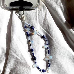 Correa de teléfono con cuentas, hecha a mano con opalita, encaje azul y lapislázuli, correa de teléfono, pulsera de teléfono con piedras preciosas, correa de teléfono semipreciosa