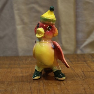 Pink Snow Bird Anthropomorphic Pepper Shakers Bird in Hat Ceramic