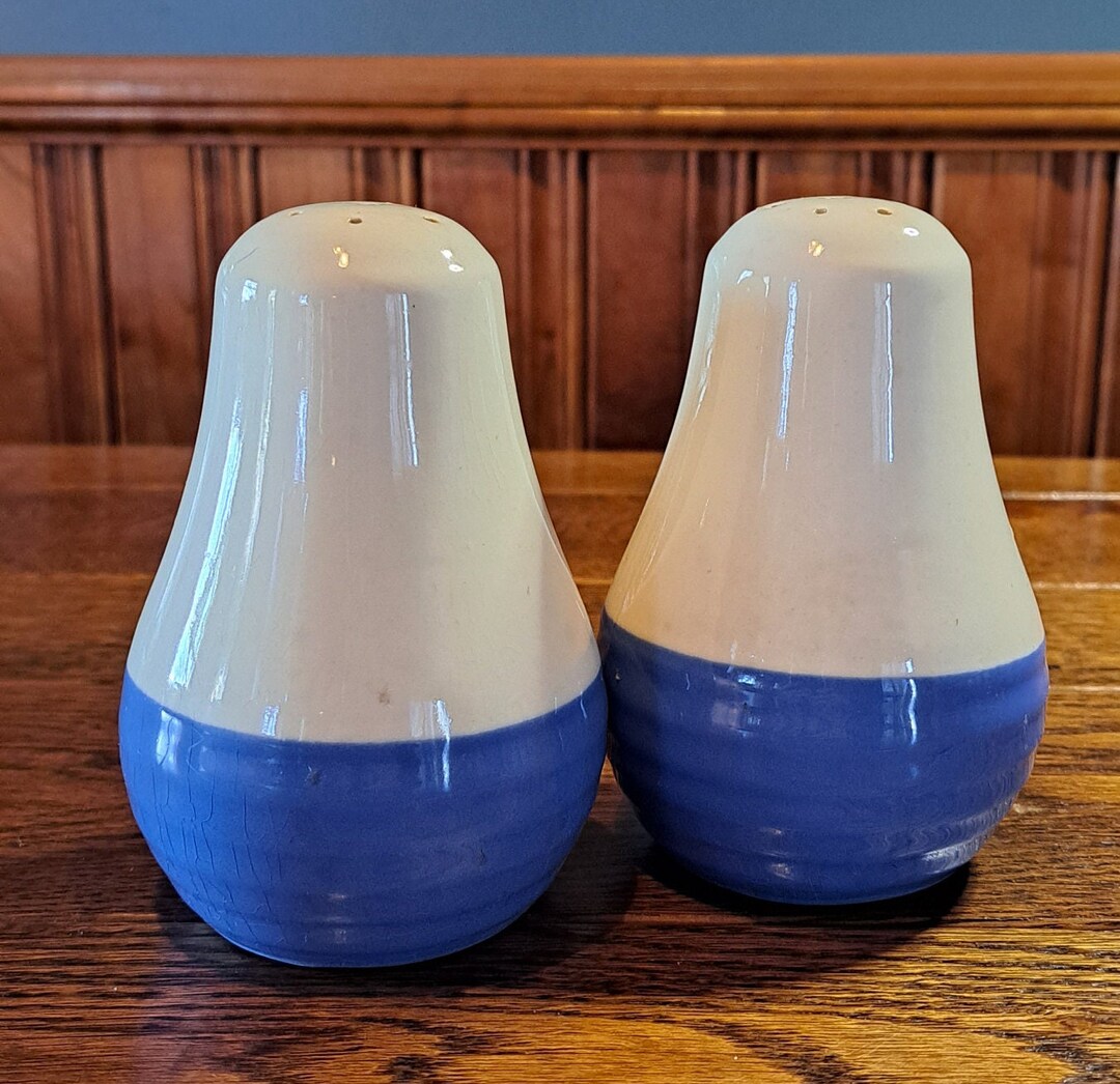 VINTAGE Universal Pottery Cambridge Blue White Range Top Salt Pepper