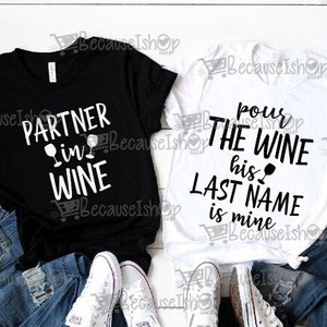 Versa il vino, il suo cognome è il mio, partner nel vino, umorismo, tshirt, stampa, file di taglio scaricabile, file Svg per Cricut, Png, EPS, Dxf, file SVG