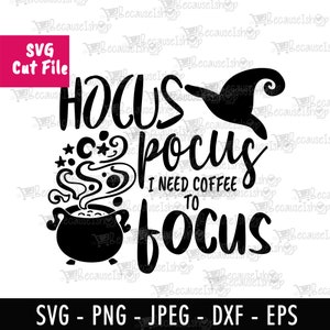 Könnte beinhalten: Schwarzweißes Grafikdesign mit dem Text "Hocus Pocus I Need Coffee To Focus" mit einem Hexenhut, einem Kessel und Sternen.