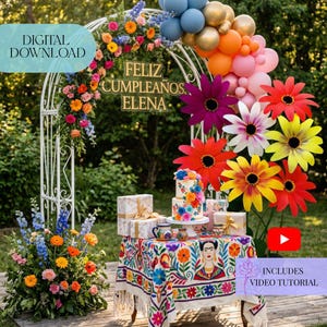 Puede incluir: Una escena festiva de cumpleaños al aire libre con un arco blanco decorado con flores y globos. Una mesa está puesta con un pastel, regalos y un mantel colorido. Se ven las palabras "FELIZ CUMPLEAÑOS ELENA".