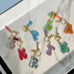 Chaveiro com inicial de resina personalizado – Chaveiro com letras personalizadas – Chaveiro com alfabeto – Presente feito à mão para ela – Pingente de bolsa – Chaveiro com nome