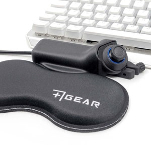 Könnte beinhalten: Ein schwarzes Gaming-Mauspad mit dem aufgedruckten Text "H1GEAR". Ein schwarzer Gaming-Controller mit einem blauen Knopf ist an das Mauspad befestigt.