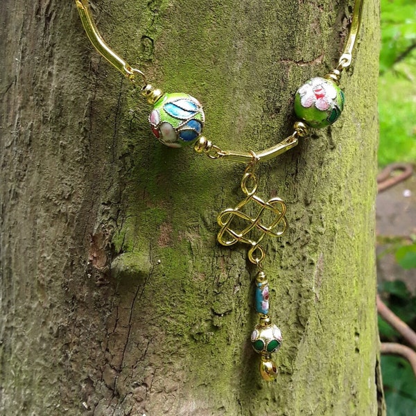 Le collier "Effortless" avec pendentif, diverses perles cloisonnées chinoises, intercalaires en or. La longueur est de 52 cm.