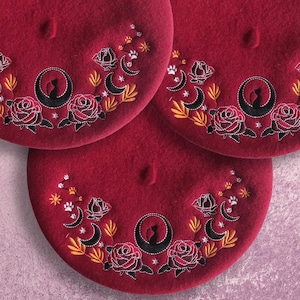 Baskenmütze mit schwarzer Katzen Stickerei