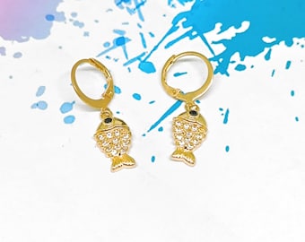 Goldene Fische Ohrringe mit Zirkonen, kleine Fische Ohrringe, kleine Fisch Creolen, Fisch Creolen, Tier Schmuck