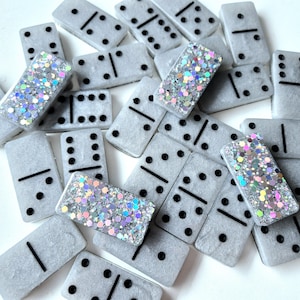 Conjunto de dominó prateado metálico com bolinhas pretas e fundo com glitter holográfico, arte em resina, presente feito à mão, jogo de tabuleiro de dominó