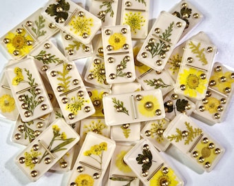 Juego de dominó de flores amarillas con puntos de color dorado. Arte de resina. Hecho a mano. Perfecto como regalo. Juego de regalo. Dominó floral.