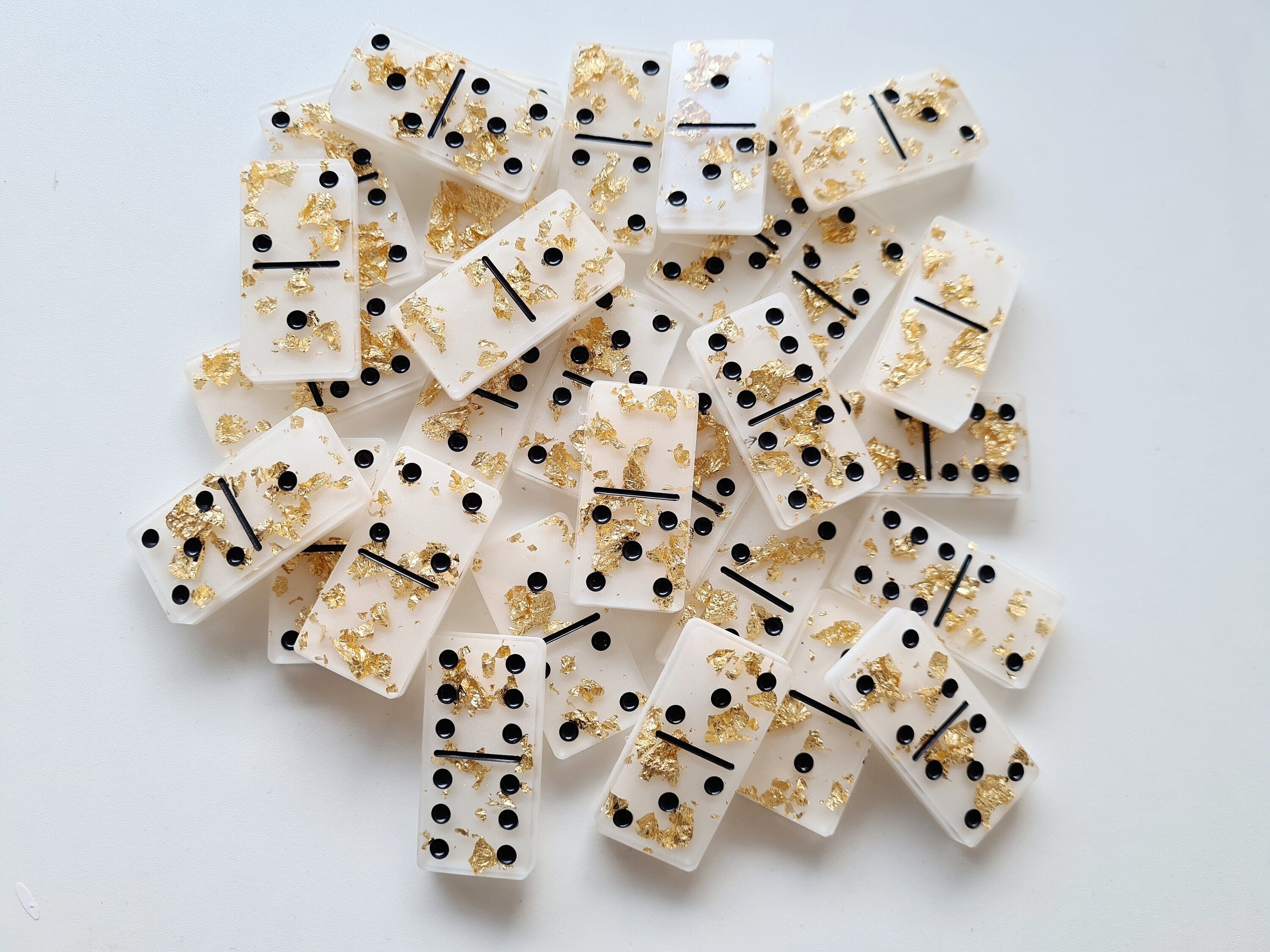 Juego de dominó de lujo; Blanco con escamas de color dorado y puntos negros, arte de resina, regalo hecho a mano, decoración de juegos de mesa