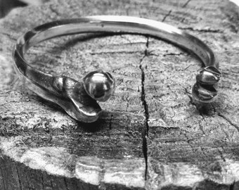 Knochen-Armband aus Sterlingsilber, dunkler Schmuck, Knochen-Manschettenarmband aus Silber, Femur-Armband aus Sterlingsilber, Memento Mori Schmuck, Voodoo-Manschette