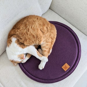 Modern round day bed for pets/ Felt cat bed / Round felt cushion / 2 sizes: 40 and 50 cm diameter / Perfect gift for cat lovers