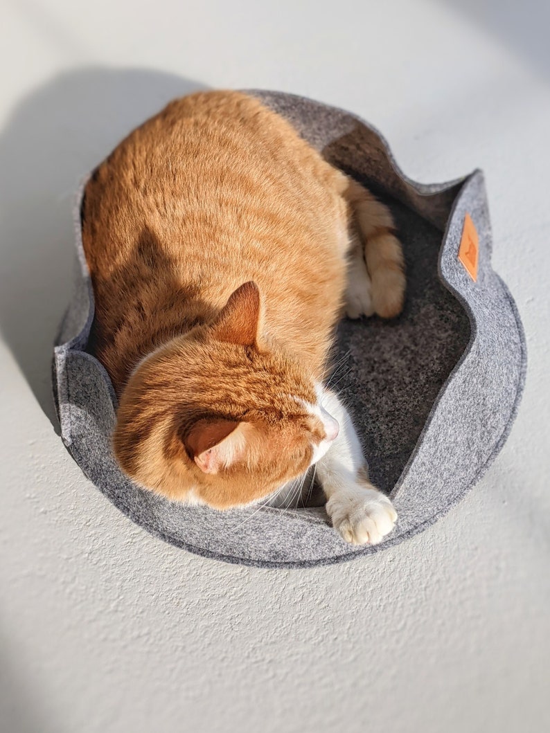 Washable cat bed / Warm felt cat nest / Modern cat bed/ Gift for cat lovers / Made of felt derived from the recycling of plastic bottles