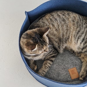 Washable cat bed / Warm felt cat nest / Modern cat bed/ Gift for cat lovers / Made of felt derived from the recycling of plastic bottles