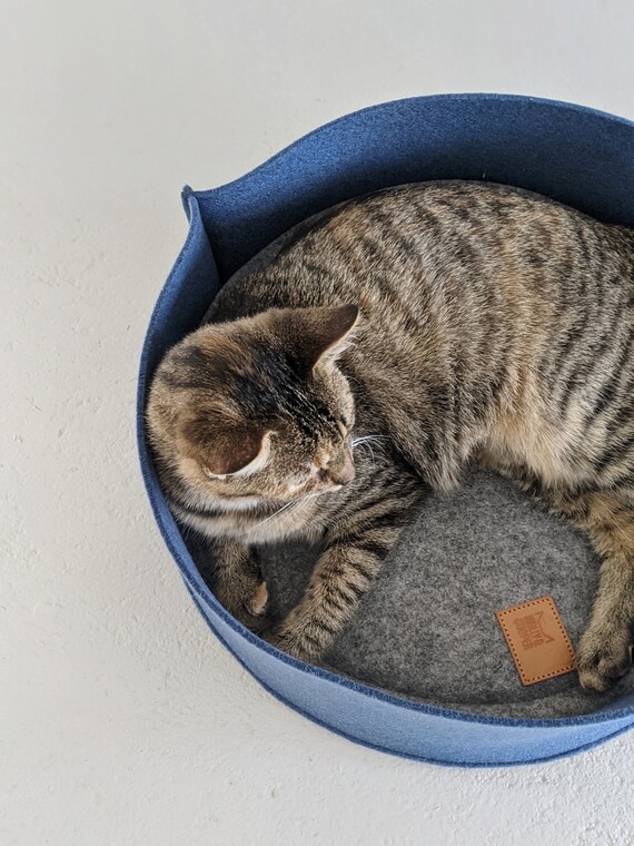 Felt Cat Nest - Modern Washable Cat Bed / Made of felt derived from the recycling of plastic bottles