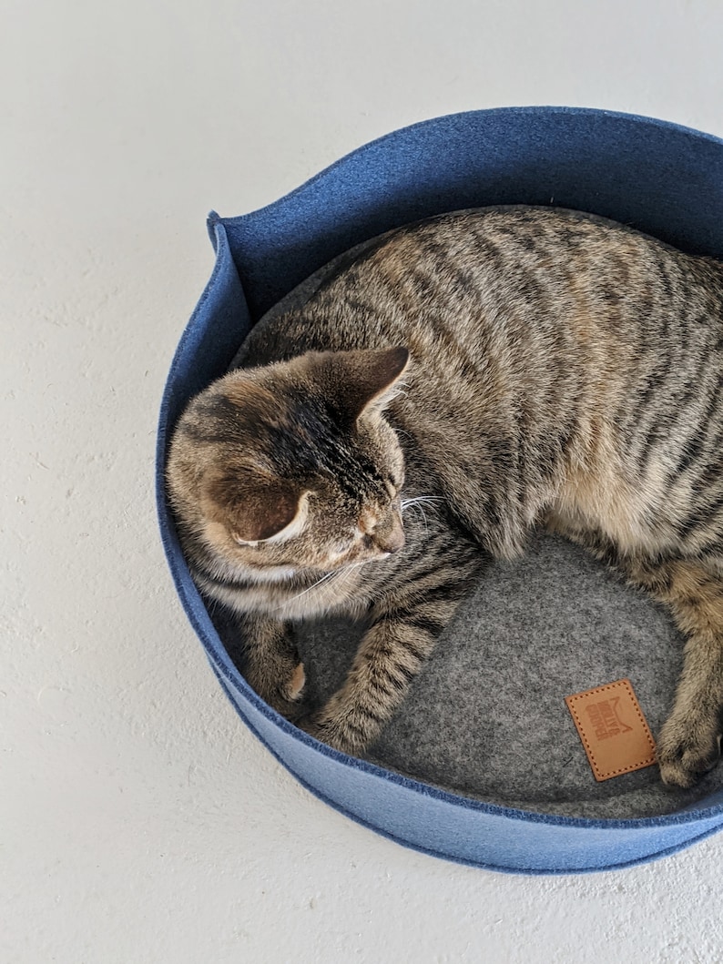 Washable cat bed / Warm felt cat nest / Modern cat bed/ Gift for cat lovers / Made of felt derived from the recycling of plastic bottles