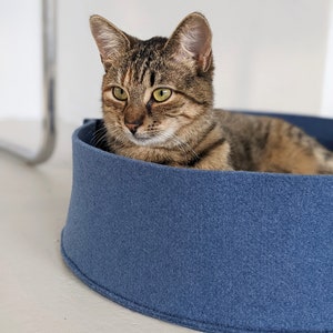 Washable cat bed / Warm felt cat nest / Modern cat bed/ Gift for cat lovers / Made of felt derived from the recycling of plastic bottles