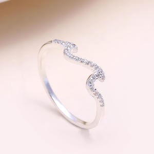 Wellenförmiger CZ Ring aus 925 Sterling Silber – zierliches Cubic Zirkonia Wellenband – minimalistischer Stapelbandring – elegantes Hochzeitsgeschenk für Damen