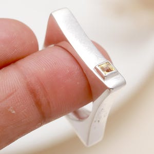 Anillo cuadrado de citrino / Plata de ley 925 / Anillo geométrico moderno / Anillo de diseño arquitectónico / Anillo de cóctel minimalista / Regalo para ella