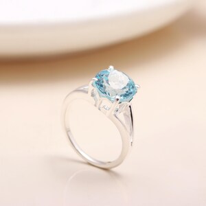 Anello con vero topazio blu – Anello da cocktail con pietra preziosa rotonda in argento sterling 925 – Gioiello fatto a mano con pietra portafortuna di dicembre – Regalo per lei/lui
