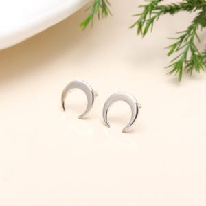 Pendientes de media luna en plata de ley / Joyas celestiales de plata 925 / Delicados pendientes de luna lunar hechos a mano para niñas y mujeres