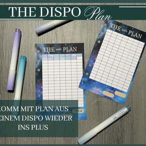 Könnte beinhalten: Zwei blaue und violette Textmarker und zwei Planerseiten mit dem Text "THE DISPO PLAN" und "KOMM MIT PLAN AUS DEINEM DISPO WIEDER INS PLUS". Die Planerseiten haben ein Galaxie-Design und sind in Quadrate unterteilt.