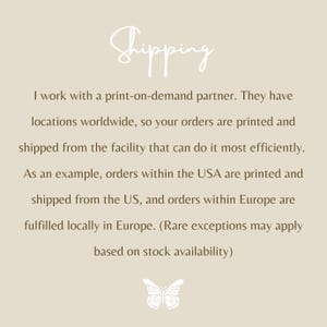 Puede incluir: Un gr&aacute;fico informativo beige con la palabra Shipping en una fuente manuscrita blanca en la parte superior. Debajo, un texto negro explica la log&iacute;stica de impresi&oacute;n bajo demanda, mencionando instalaciones mundiales y locales. Un peque&ntilde;o icono de mariposa blanca est&aacute; abajo.