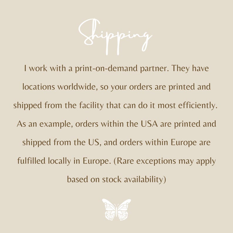 Puede incluir: Un gr&aacute;fico informativo beige con la palabra Shipping en una fuente manuscrita blanca en la parte superior. Debajo, un texto negro explica la log&iacute;stica de impresi&oacute;n bajo demanda, mencionando instalaciones mundiales y locales. Un peque&ntilde;o icono de mariposa blanca est&aacute; abajo.