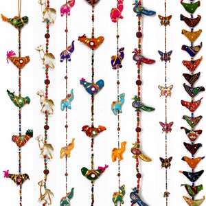 Può includere: Un set di 10 arazzi da parete in tessuto colorati con vari disegni di animali e uccelli. Ogni arazzo è infilato con perline e include una campana nella parte inferiore.