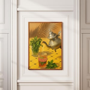 Può includere: Dipinto incorniciato raffigurante una teiera d'argento che versa tè in un bicchiere. Sono visibili anche rametti di menta fresca e un bicchiere di tè con una fascia decorativa. Lo sfondo presenta una superficie piastrellata gialla e un'ombra di foglia di palma.