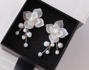 Floral wedding earrings, Boho bridal earrings, Floral bridal earrings, Resin flower earrings, Pearl and flower earrings bridal