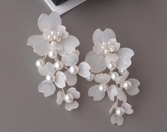 Boho bridal earrings, Pearl drop earrings bridal, White floral earrings, Boho silver earrings wedding, Pearl flower earrings