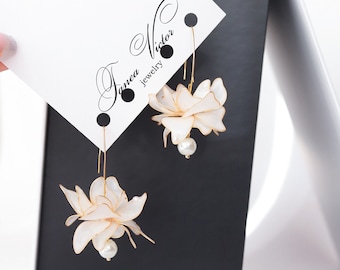 Floral earrings, Floral pearl wedding earrings, Resin flower earrings, Pearl earrings wedding, Boho bridal earrings