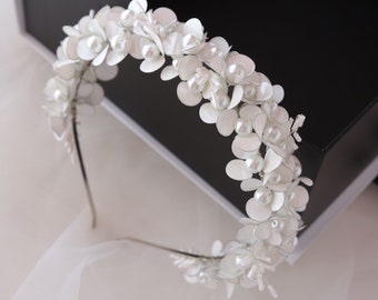 White floral headband, Floral bridal headband, Wedding headband for bride floral, Bridal headband pearl, Silver floral wedding tiara