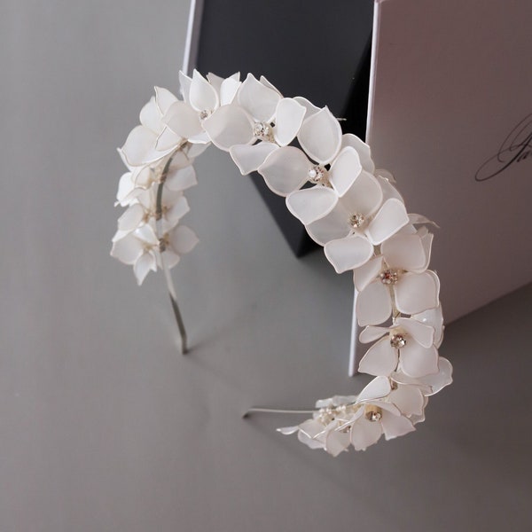 Bridal headband floral, White flower headband, Wedding headband for bride, Bride headband, Bridal headpiece floral, Floral bridal tiara