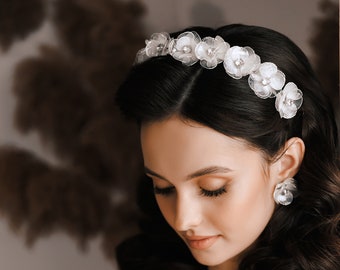 Floral bridal tiara, Bridal headband floral, White flower headband, Wedding headband for bride, Bride headband, Bridal headpiece floral