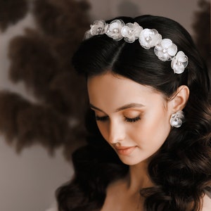 Floral bridal tiara, Bridal headband floral, White flower headband, Wedding headband for bride, Bride headband, Bridal headpiece floral