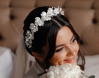 White flower headband, Wedding headband for bride, Bride headband, Bridal headpiece floral, Floral bridal tiara, Bridal headband floral