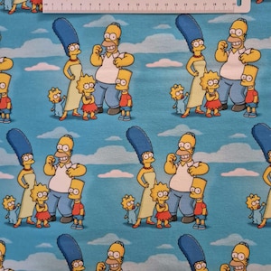 Könnte beinhalten: Ein blauer Hintergrund mit einem sich wiederholenden Muster der Simpsons-Familie. Homer, Marge, Bart, Lisa und Maggie sind alle in ihrem ikonischen gelben Haut- und Zeichentrick-Stil dargestellt. Die Familie steht zusammen, lächelt und winkt.