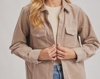 Camisa de pana con botones y bolsillos