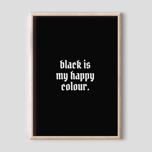 Könnte beinhalten: Ein schwarz-weißes druckbares Poster mit dem Text "black is my happy colour." in einer gotischen Schriftart.