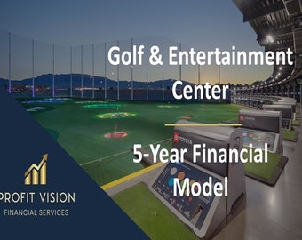 Op de afbeelding: Een golf driving range met een bord waarop "Golf & Entertainment Center" en "5-Year Financial Model" staat. Het bord staat voor een rij golfsimulatoren. De foto is 's nachts gemaakt.