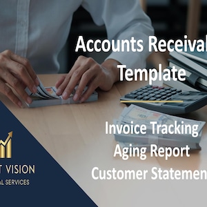 Könnte beinhalten: Eine Person arbeitet an Forderungen. Das Bild zeigt einen Taschenrechner, Stapel von Bargeld und einen Stapel Notizbücher. Der Text auf dem Bild lautet "Forderungsmanagement Vorlage", "Rechnungstracking", "Altersanalyse" und "Kundenabrechnung".