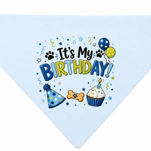 以下が含まれることがあります： It's My BIRTHDAYという青と緑の文字がプリントされた、水色の三角形のペット用バンダナ。青いパーティーハット、黄色い犬用のおやつ、キャンドル付きのカップケーキ、足跡、カラフルな風船のイラストが描かれています。