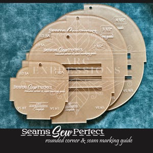 Puede incluir: Conjunto de cuatro plantillas de costura de plástico transparente con esquinas redondeadas y guías de marcado de costuras. Las plantillas están etiquetadas como "Seams Sew Perfect" e incluyen medidas en pulgadas.