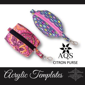 Puede incluir: Dos pequeñas bolsas con cremallera y llaveros. La bolsa de la izquierda tiene un patrón paisley rosa y naranja. La bolsa de la derecha tiene un patrón geométrico morado, azul y verde. El texto "AQS CITRON PURSE" está debajo de las bolsas.